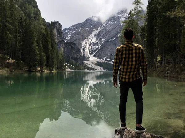 Vue Arrière Voyageur Mâle Debout Sur Rive Lac Parmi Les — Photo