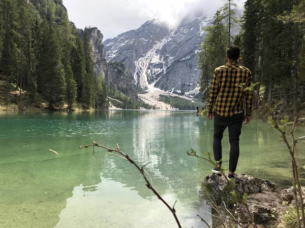 Vue Arrière Voyageur Mâle Debout Sur Rive Lac Parmi Les — Photo