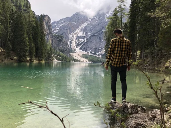 Vue Arrière Voyageur Mâle Debout Sur Rive Lac Parmi Les — Photo