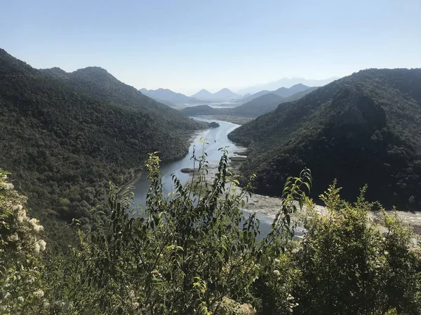 Pintoresca Vista Del Río Entre Montañas Cubiertas Bosque Durante Día — Foto de Stock