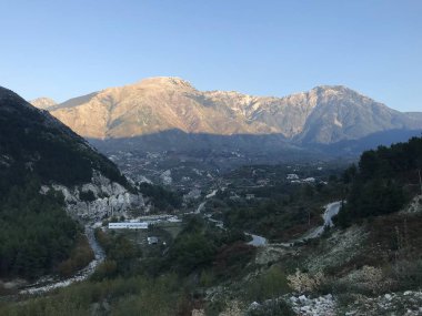 Ormanla kaplı dağlardaki boş yol manzarası. 