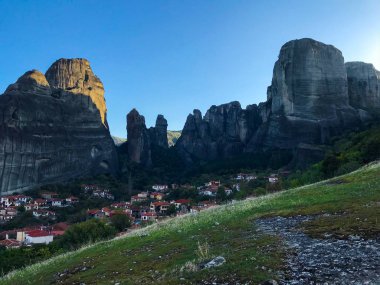 Gündüz vakti ormanla kaplı dağların kırsal manzarası. 