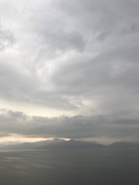 Renkli gökyüzü ve gün doğumunda sakin deniz