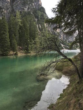 Dağları ve gölü olan güzel manzaralar.