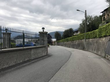 Gündüz vakti dağların arasında boş yolu olan köyün resimli görüntüsü 