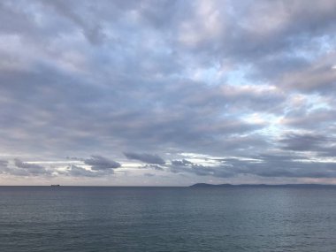 Renkli gökyüzü ve gün doğumunda sakin deniz