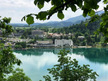 Yazın deniz kıyısındaki şehir manzarası.
