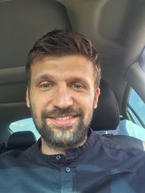 Arabada oturan yakışıklı adamın portresi. 