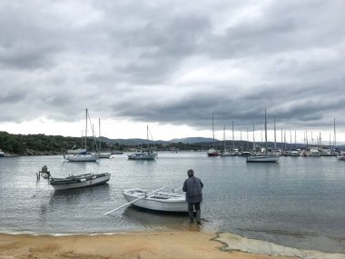 binalar ve yat limanında