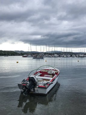 binalar ve yat limanında