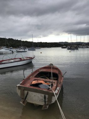 binalar ve yat limanında