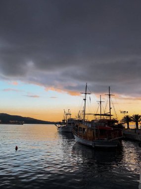 binalar ve yat limanında