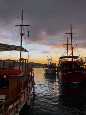 binalar ve yat limanında