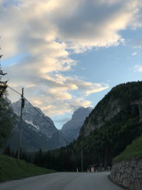 Dağlardaki boş yolların resimsel manzarası 