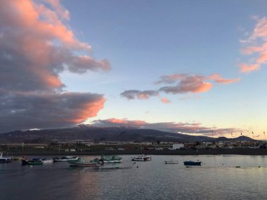 binalar ve yat limanında