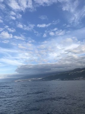 bulutlu bir günde sakin deniz yüzeyi manzarası