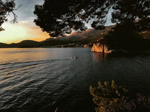 Pittoresca Vista Della Barca Mare Tra Montagne Durante Giorno — Foto Stock