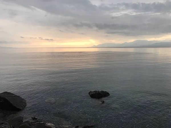 Kolorowe Niebo Spokojne Morze Zachodzie Słońca — Zdjęcie stockowe