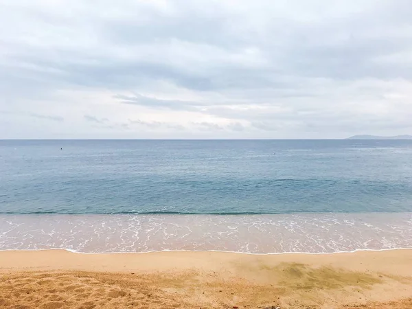 아름다운 청록색 바닷물 해변에 도달하는 과파도 — 스톡 사진