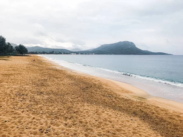 Playa Arena Húmeda Mar Tranquilo Día Lluvioso — Foto de Stock