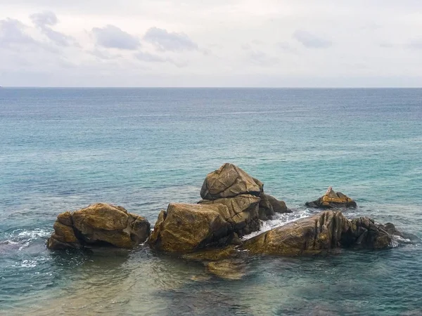 Schilderachtig Uitzicht Rotsen Zee Zomerdag — Stockfoto