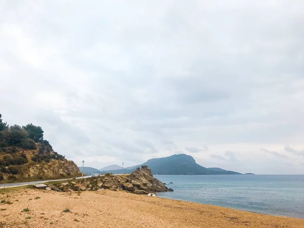Yazın Kayalık Sahil Kenarında Boş Bir Yol Manzarası — Stok fotoğraf