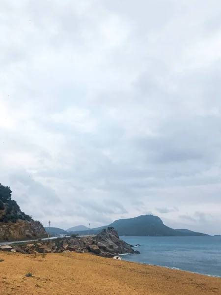 夏日的海滨岩石上空旷的道路风景如画 — 图库照片