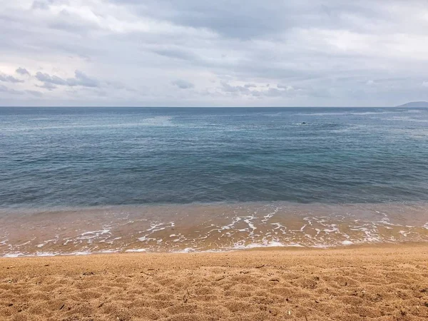 Malowniczy Widok Turkusowej Wody Morskiej Dzikim Wybrzeżem Fale Docierające Plaży — Zdjęcie stockowe