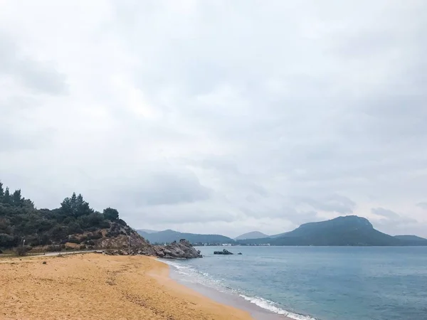Мокрий Піщаний Пляж Спокійне Море Дощовий День — стокове фото