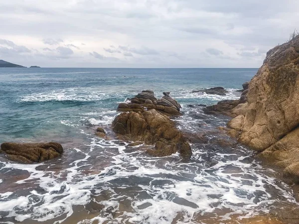 Pittoresk Uitzicht Rotsachtige Kust Zee Zomerdag — Stockfoto