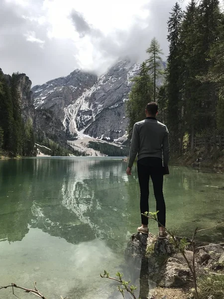 Vue Arrière Voyageur Mâle Debout Sur Rive Lac Parmi Les — Photo