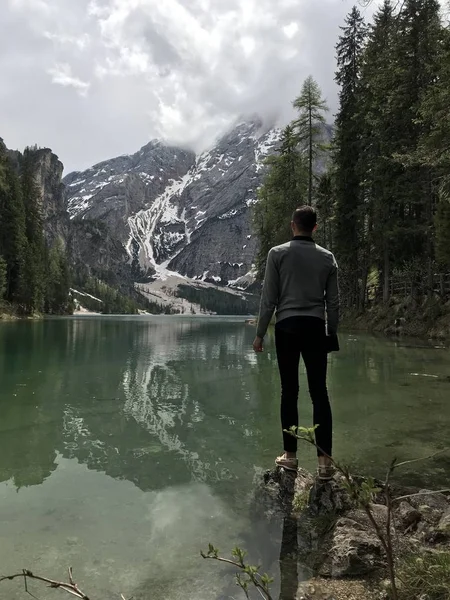 Zpět Pohled Mužského Cestovatele Stojící Břehu Jezera Mezi Horami Pokrytými — Stock fotografie