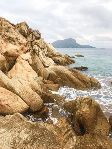 Pittoresk Uitzicht Turquoise Zeewater Met Wilde Kust Golven Bereiken Strand — Stockfoto