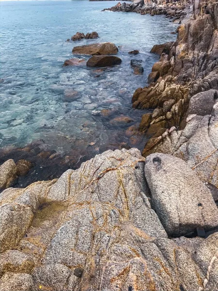 Yaz Günündeki Kayalık Kıyı Deniz Manzarası — Stok fotoğraf