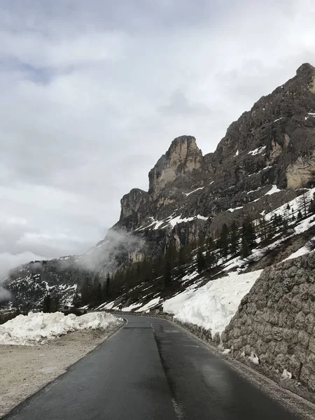 森に覆われた山の空の道の絵のような景色 — ストック写真