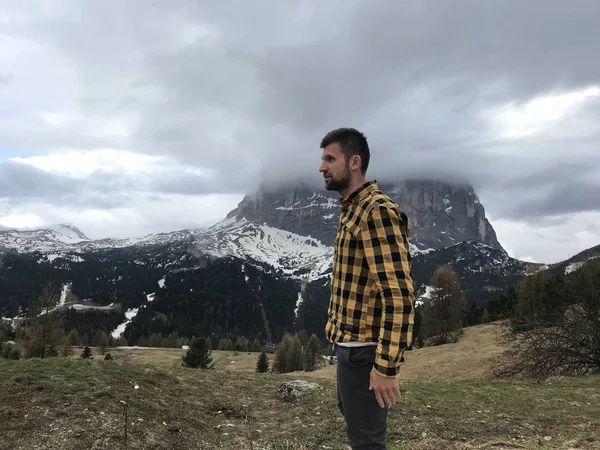 Viajante Masculino Entre Montanhas Cobertas Neve Durante Dia — Fotografia de Stock