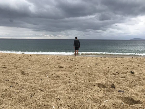 Man Sportkleding Wandelen Zandstrand — Stockfoto