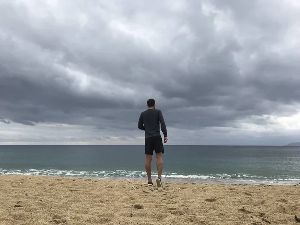 Άνδρας Αθλητικά Είδη Περπατώντας Στην Αμμώδη Παραλία — Φωτογραφία Αρχείου