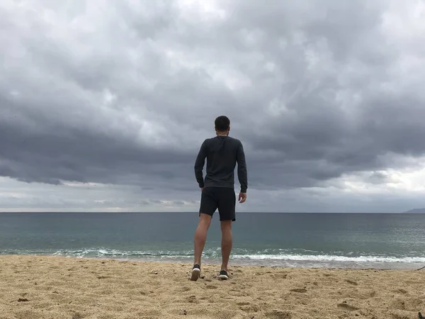 Mann Sportbekleidung Geht Sandstrand Spazieren — Stockfoto