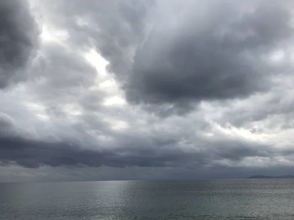 Schilderachtig Uitzicht Rustig Zeeoppervlak Bewolkte Dag — Stockfoto