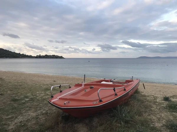 Pittoresca Vista Della Barca Sulla Riva Del Lago Tramonto — Foto Stock