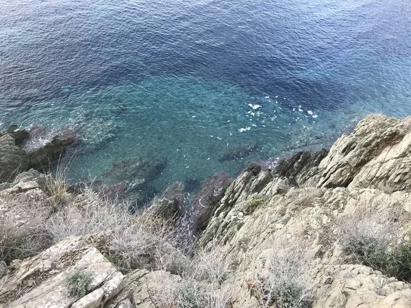 Turkuaz Deniz Suyunun Vahşi Deniz Kıyısı Sahile Ulaşan Dalgaların Manzarası — Stok fotoğraf