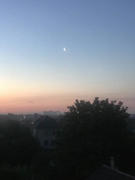 Güzel Gökyüzü Arka Planında Şehrin Panoramik Manzarası — Stok fotoğraf