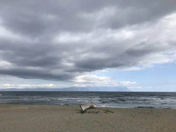 Живописный Вид Лодку Берегу Моря Пасмурный День — стоковое фото