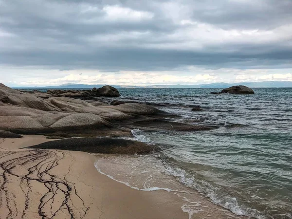 绿松石海水的风景如画 海滨荒芜 海浪涌向海滩 — 图库照片