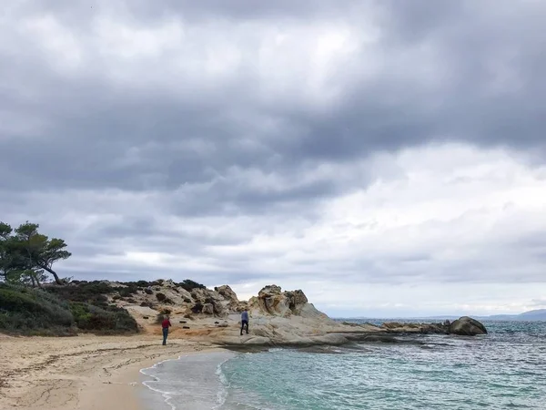 Люди Прогуливаются Песчаному Пляжу Дикого Побережья — стоковое фото