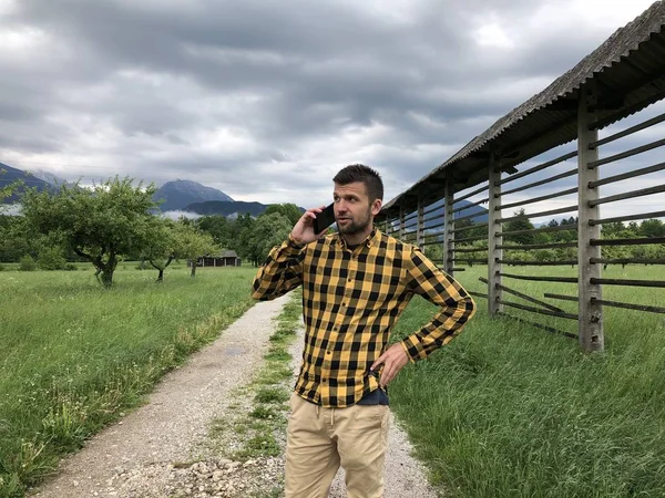 Homem Bonito Roupas Casuais Falando Smartphone Entre Montanhas Dia Verão — Fotografia de Stock