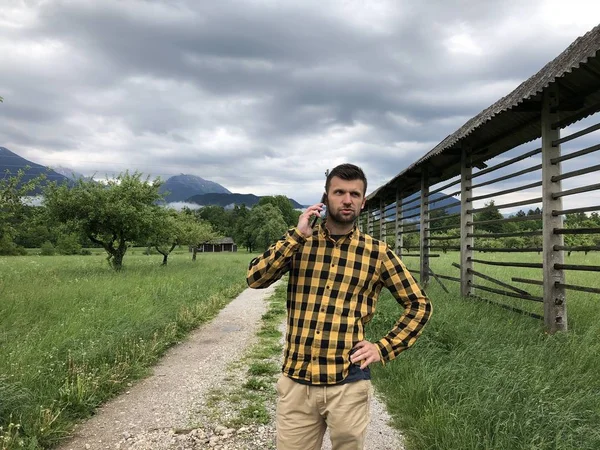 Homem Bonito Roupas Casuais Falando Smartphone Entre Montanhas Dia Verão — Fotografia de Stock