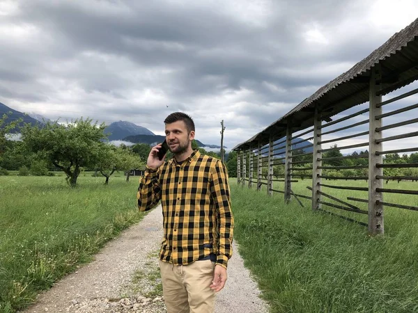 Homem Bonito Roupas Casuais Falando Smartphone Entre Montanhas Dia Verão — Fotografia de Stock