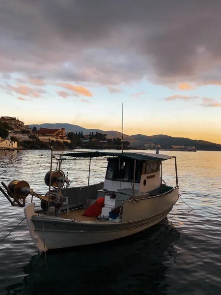 Pittoresca Vista Della Barca Nel Lago Con Città Sullo Sfondo — Foto Stock